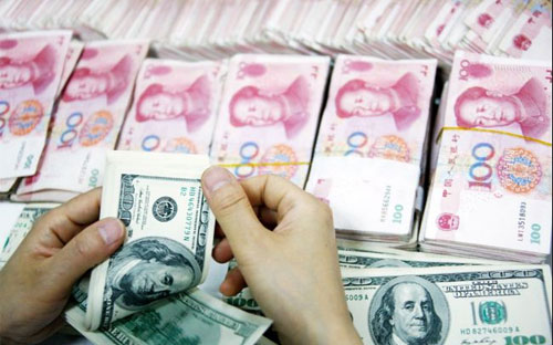 Theo giới phân tích, PBoC đang nỗ lực tìm ra điểm cân bằng giữa một bên 
là giảm giá đồng tiền để hỗ trợ xuất khẩu, một bên là giữ giá đồng tiền 
để ngăn sự rút lui của các dòng vốn.
