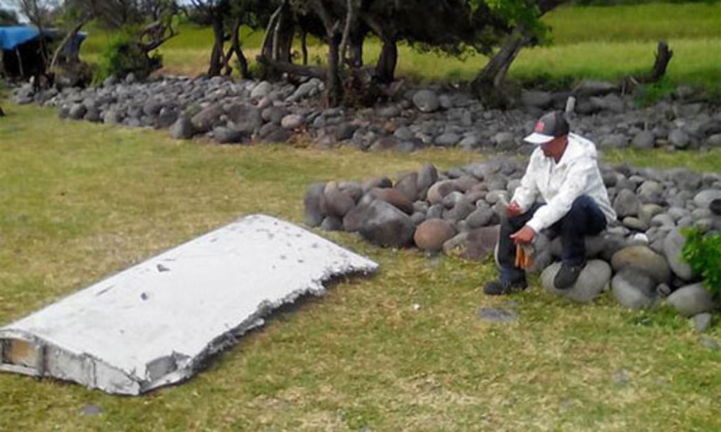 Mảnh vỡ tìm thấy trên đảo Reunion, nghi là một phần cánh của chuyến bay MH370 - Ảnh: Telegraph/Twitter.