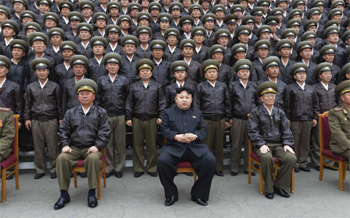 Nhà lãnh đạo Triều Tiên Kim Jong Un (giữa) chụp ảnh cùng quan chức quân đội cấp cao của nước này ở Bình Nhưỡng tháng 4/2014 - Ảnh: Reuters/KCNA.<br>