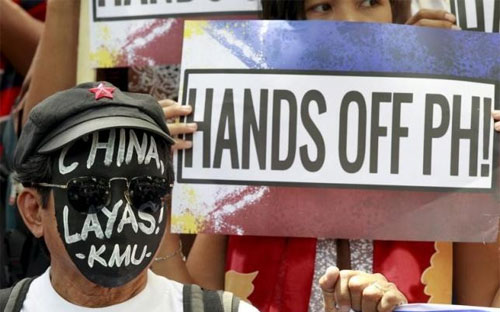 Người dân Philippines phản đối Trung Quốc về vấn đề biển Đông trước cửa lãnh sự quán Trung Quốc ở Makati hôm 7/7 - Ảnh: Reuters.<br>