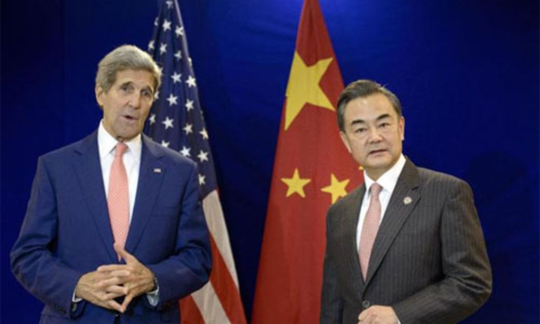 Ngoại trưởng Mỹ John Kerry (trái) và Ngoại trưởng Trung Quốc Vương Nghị tại Kuala Lumpur - Ảnh: AP.<br>