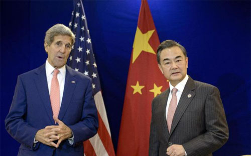 Ngoại trưởng Mỹ John Kerry (trái) và Ngoại trưởng Trung Quốc Vương Nghị tại Kuala Lumpur - Ảnh: AP.<br>