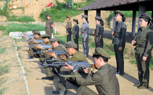 Lính Triều Tiên được huấn luyện bắn súng - Ảnh: Reuters/KCNA.<br>