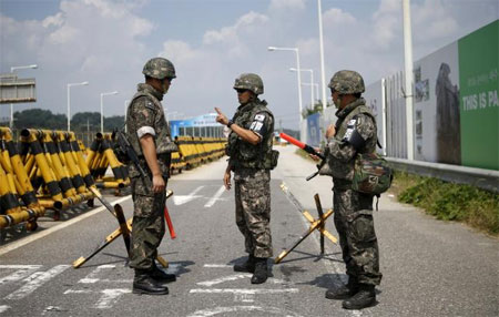 Binh sỹ Hàn Quốc làm nhiệm vụ ở biên giới giữa hai miền Triều Tiên ngày 22/8 - Ảnh: Reuters.<br>