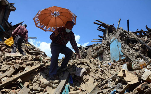 Những ngôi nhà đổ sập vì động đất ở làng Sankhu của Nepal - Ảnh: Zuma/WSJ.<br>