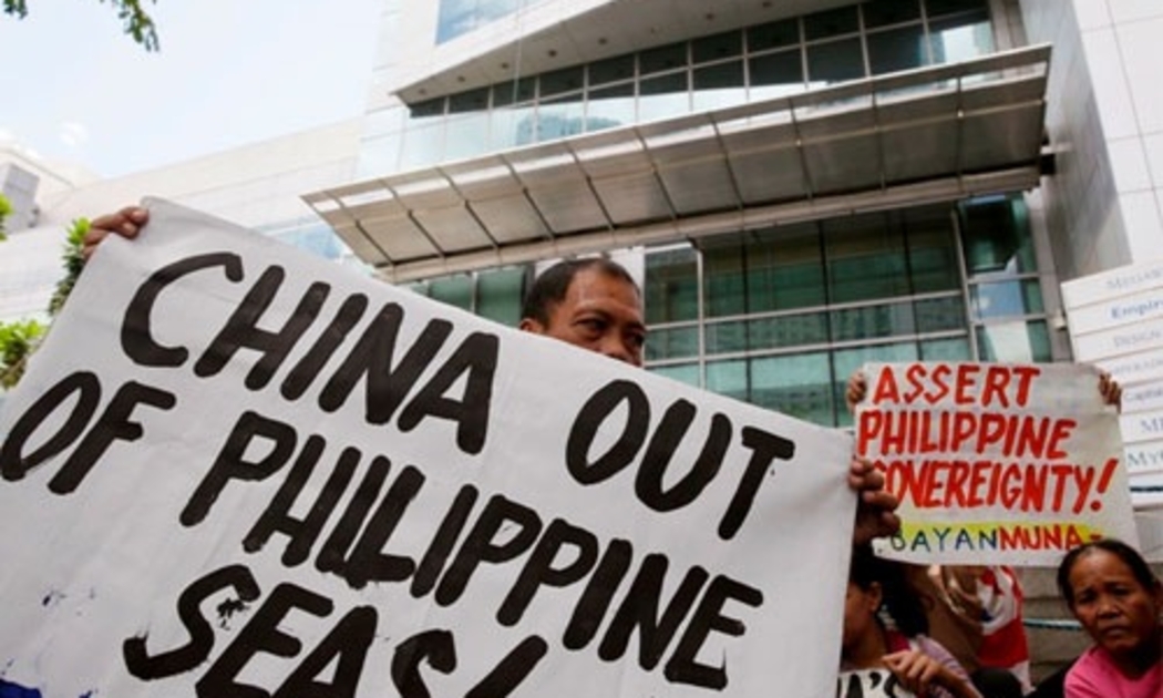 Người dân Philippines biểu tình về vấn đề biển Đông trước lãnh sự quán Trung Quốc ở Makati, Philippines - Ảnh: AP.