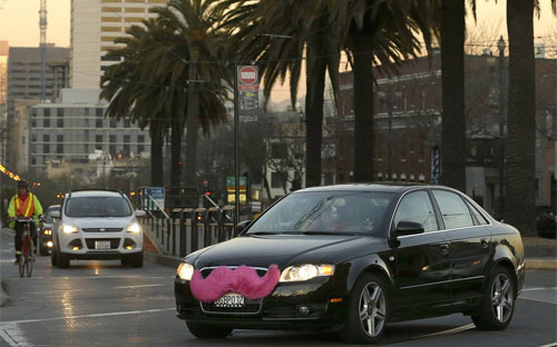 Một xe cung cấp dịch vụ taxi cho ứng dụng Lyft - Ảnh: AP/WSJ.<br>
