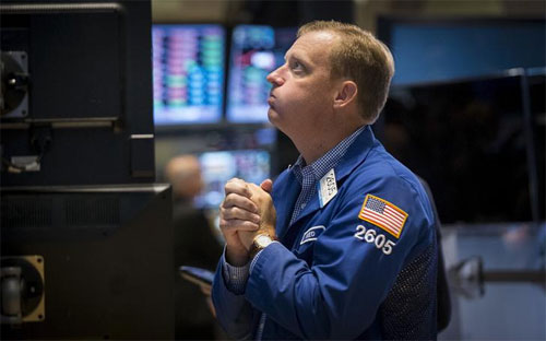 Khoảng 14 tỷ cổ phiếu đã được các nhà đầu tư “sang tay” trong phiên hôm 
qua trên các sàn giao dịch chứng khoán ở Mỹ, khối lượng giao dịch lớn 
nhất trong hơn 4 năm, và lớn thứ nhì trong lịch sử - Ảnh: Reuters.<br>