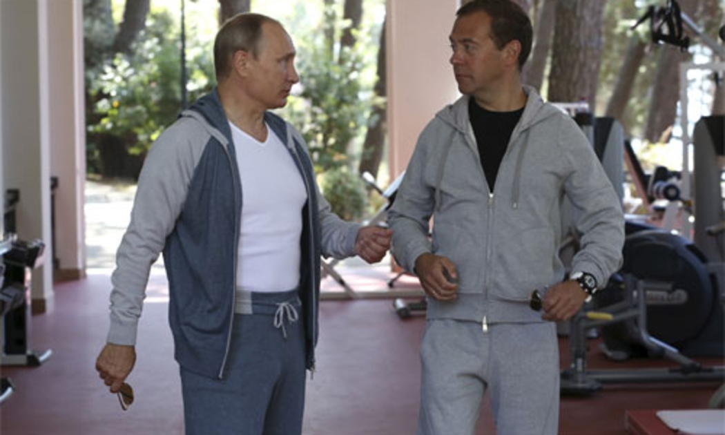 Tổng thống Nga Vladimir Putin (trái) và Thủ tướng nước này Dmitry Medvedev tại phòng tập thể hình trong loạt ảnh được công bố cách đây ít hôm - Ảnh: Reuters/BI.<br>