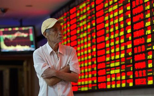 Cổ phiếu ngành ngân hàng-bảo hiểm đồng loạt tăng mạnh trong phiên hôm 
nay trên thị trường chứng khoán Trung Quốc, trong đó có nhiều cổ phiếu 
tăng kịch trần biên độ 10% - Ảnh: ChinaFotoPress/Getty.<br>