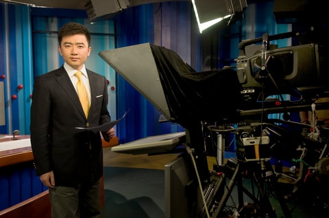 Rui, 37 tuổi, đã bị các công tố viên dẫn giải đi ngay trước giờ phát 
sóng của Tin tức Kinh tế hôm thứ Sáu. Vụ bắt giữ nhà báo nổi tiếng này 
là một phần trong một cuộc điều tra chống tham nhũng quy mô lớn. 