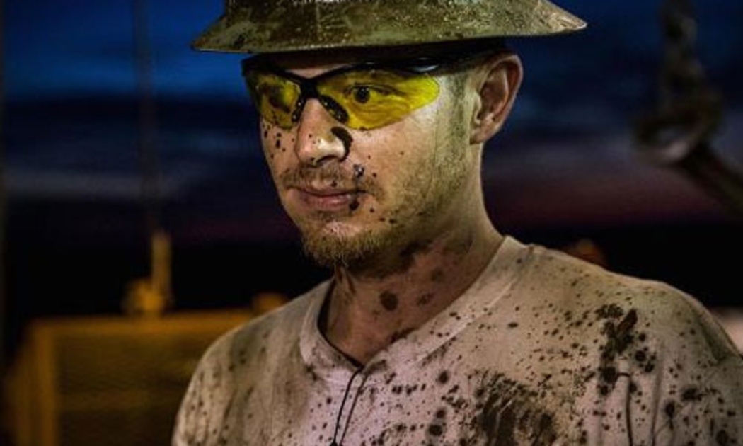 Một công nhân dầu lửa làm việc tại một mỏ dầu ở Watford City, North Dakota, Mỹ - Ảnh: CNBC/Getty.<br>