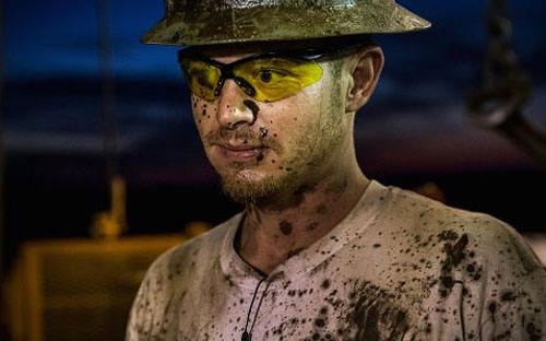 Một công nhân dầu lửa làm việc tại một mỏ dầu ở Watford City, North Dakota, Mỹ - Ảnh: CNBC/Getty.<br>