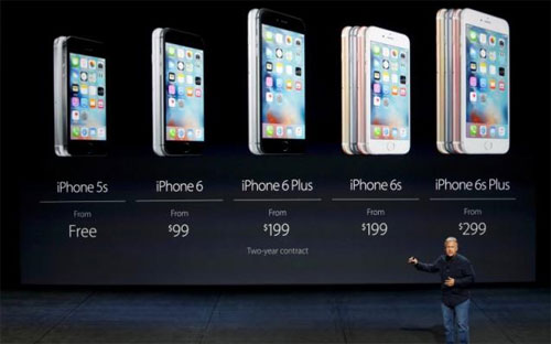 Phi Schiller, Phó chủ tịch cấp cao phụ trách marketing toàn cầu của Apple nói về giá của iPhone 6s và 6s Plus tại lễ giới thiệu sản phẩm ngày 9/9 - Ảnh: Reuters.<br>