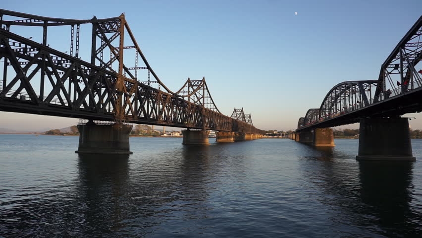 Một cây cầu hữu nghị nối qua sông Yalu giữa Triều Tiên và Trung Quốc - Ảnh: Shutterstock.<br>