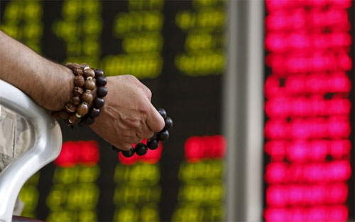 Đồng Nhân dân tệ bị phá giá càng gia tăng áp lực bán tháo trên thị trường chứng khoán Trung Quốc.