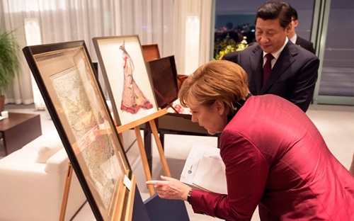 Theo ghi chú bằng chữ Latin trên tấm bản đồ, “Trung Quốc đích thực” 
(“China Proper”) khi đó là vùng đất với dân số chủ đạo là người dân tộc 
Hán, không bao gồm Tây Tạng (Tibet), Tân Cương (Xinjiang), Mông Cổ, hay 
Mãn Châu Lý (Manchuria). Các hòn đảo Đài Loan và Hải Nam trên bản đồ này
 cũng được thể hiện bằng đường biên giới với màu sắc khác so với của 
Trung Quốc. Quần đảo Hoàng Sa và quần đảo Trường Sa của Việt Nam cũng 
không hề có trong bản đồ này - Ảnh: Reuters.<br>