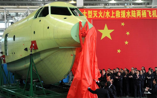 Phần đầu của thủy phi cơ AG-600 trong nhà máy ở Thành Đô - Ảnh: Reuters/ChinaDaily.<br>