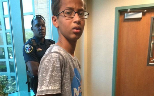 Admed Mohamed đã bị cảnh sát bắt hôm thứ Hai tuần này, sau khi mang đồng hồ tự chế đến lớp - Ảnh: BI.<br>