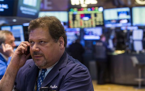 Một nhà giao dịch trên sàn chứng khoán New York ngày 8/7 - Ảnh: Reuters.<br>