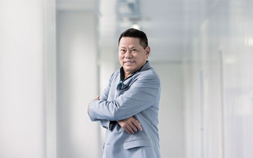 Tỷ phú Mỹ gốc Việt Hoàng Kiều - Ảnh: Forbes.<br>