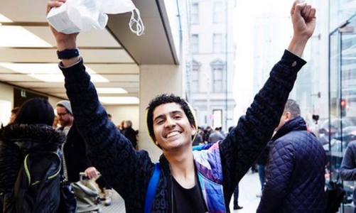 Xếp hàng dài trong mưa lạnh chờ mua iPhone 6S