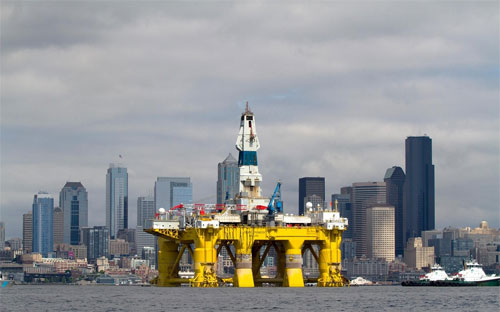 Một giàn khoan của Shell trên đường tới Bắc Cực. Hãng này đã từ bỏ dự án khoan tìm dầu ở Bắc Cực vì lo giá dầu giảm - Ảnh: Bloomberg.<br>