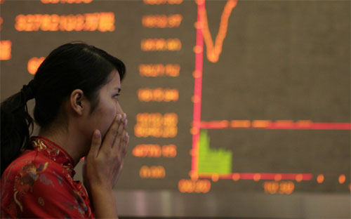 Trước đợt sụt giảm mạnh mẽ này của chứng khoán Trung Quốc, giới quan sát
 đã lo ngại về khả năng thiếu bền vững của mức giá cổ phiếu lên quá cao - Ảnh: Bloomberg.
 