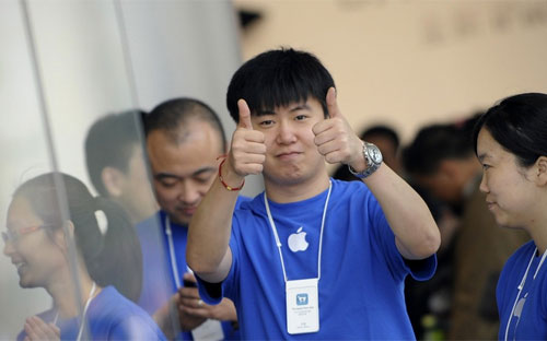 Nhân viên trong một cửa hiệu Apple ở Trung Quốc.<br>