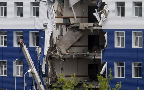 Một phần doanh trại quân đội bị sập ở Siberia, Nga ngày 12/7 - Ảnh: Reuters.<br>