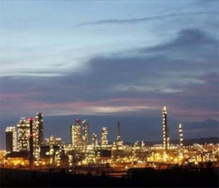 Một góc Nhà máy Lọc dầu Dung Quất. Ngày 23/2, sau loạt thông tin về việc Việt Nam xuất siêu trong tháng 1/2009, dòng sản phẩm xăng dầu “Made in Vietnam” đầu tiên… được đăng tải trên VnEconomy, tỷ lệ bình chọn đã có vài thay đổi nghiêng về phía nhìn nhận lạc quan hơn - Ảnh: Reuters.