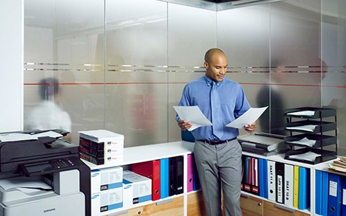 Samsung sẽ đẩy mạnh việc cung cấp các giải pháp công nghệ cho hệ thống 
ngân hàng thương mại trong nước như chữ ký điện tử (E-Signature), thanh 
toán qua di động (mPOS), bảo mật di động KNOX và dịch vụ in ấn với tính 
bảo mật cao (SecuThru Lite) trong toàn bộ hệ thống nội bộ của một ngân 
hàng. 