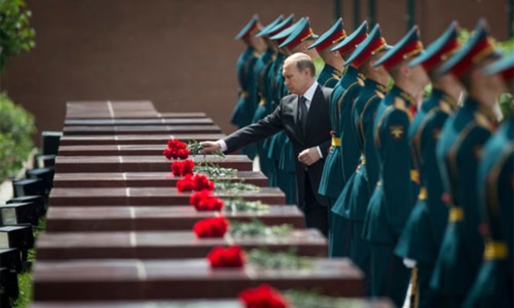 Tổng thống Nga Vladimir Putin trong lễ kỷ niệm ngày Đức quốc xã tấn công Liên Xô tại Moscow ngày 22/6 - Ảnh: NYT/AP.<br>