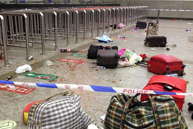 Hiện trường tại  nhà ga xe lửa thành phố Côn Minh, tỉnh Vân Nam, Trung Quốc sau vụ tấn công.<br>