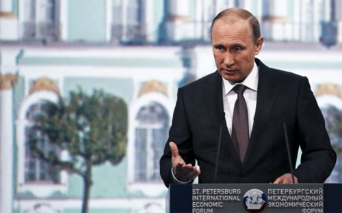 Tổng thống Nga Vladmir Putin phát biểu tại Diễn đàn Kinh tế Quốc tế St. Petersburg - Ảnh: Reuters.<br>