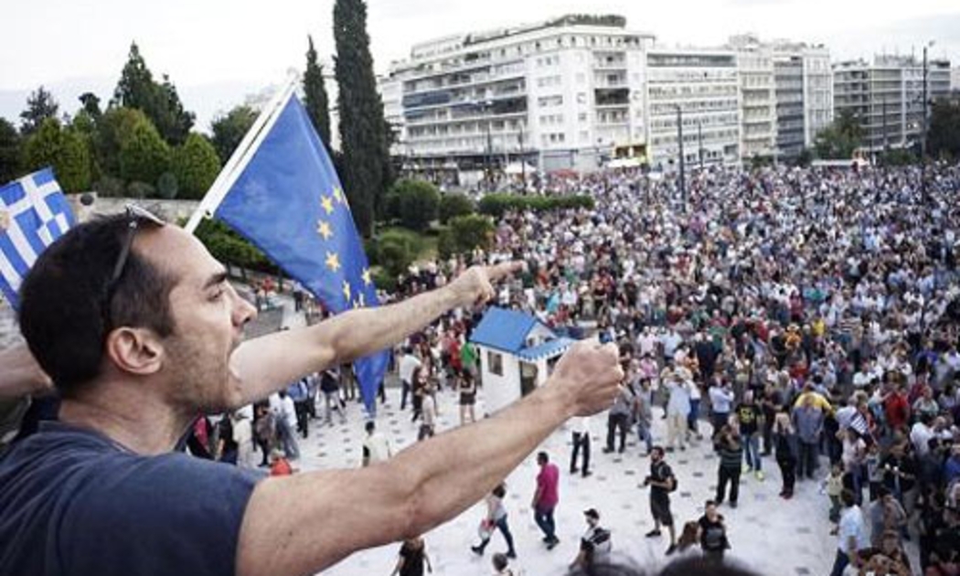 Người Hy Lạp xuống đường tuần hành ở thủ đô Athens ngày 21/6 ủng hộ Chính phủ cánh tả của Thủ tướng Alexis Tsipras - Ảnh: CNBC/Getty.