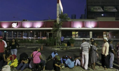Dân Venezuela xếp hàng thâu đêm mua thực phẩm