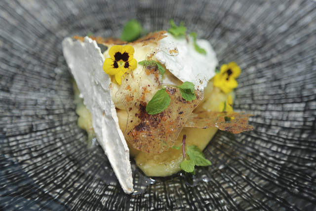 Đầu bếp Michelin đến khách sạn The Reverie Saigon - Ảnh 2.