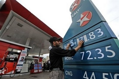 Dự báo giá dầu thô thế giới có thể tăng cao hơn nếu như báo cáo tuần tới cho thấy lượng cung tại Mỹ tiếp tục đi xuống - Ảnh: AFP.<br>