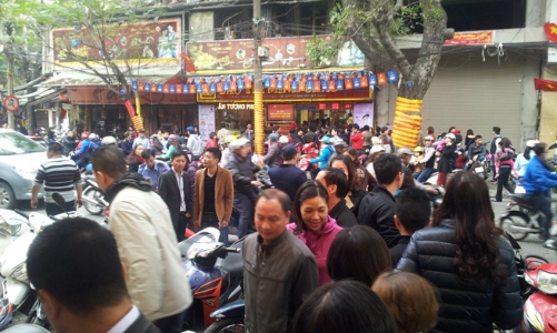 Dân Hà Nội đổ xô mua vàng ngày Thần tài