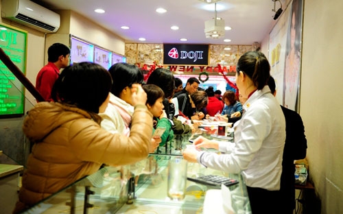 Tại 37B Trần Nhân Tông, Hà Nội, nhiều khách hàng tranh thủ trước khi đi làm tới mua sản phẩm ngay từ sáng mùng 9 tháng Giêng.