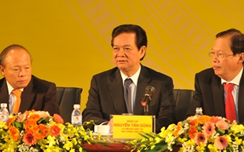 Thủ tướng Nguyễn Tấn Dũng, Chủ tịch Petro Vietnam Phùng Đình Thực (bên phải), Tổng giám đốc Petro Vietnam Đỗ Văn Hậu (bên trái) tại lễ tổng kết.<br>