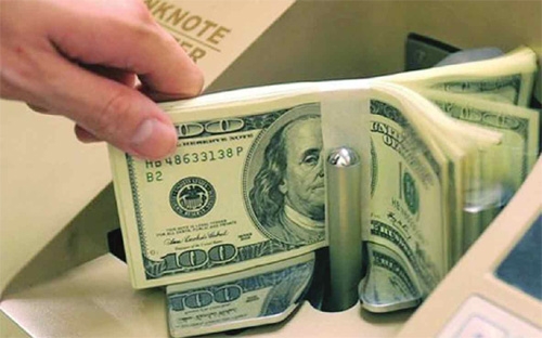 Sau một thời gian găm giữ để bảo toàn và có cả sự bảo thủ, một bộ phận 
dòng vốn hẳn đã chảy từ “đô” sang chứng khoán, có thể là cả từ vàng. 
Liệu đó có phải là một sự sửa sai? Câu trả lời tùy thuộc vào triển vọng 
của thị trường chứng khoán sau Tết. Hay, chuyển đổi sang VND gửi tiết 
kiệm cũng là một lựa chọn đáng kể.