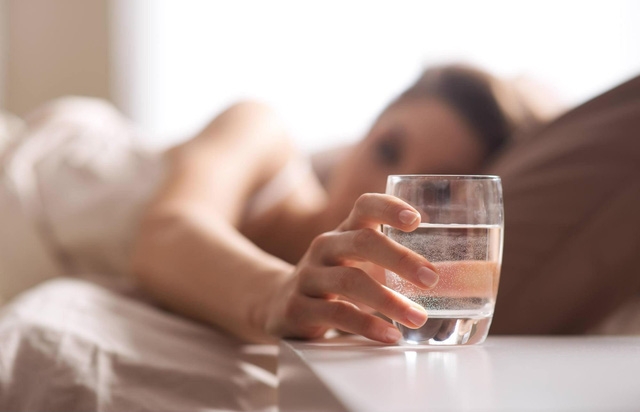 6 biện pháp tự nhiên và y học điều trị ngộ độc thực phẩm - Ảnh 2.