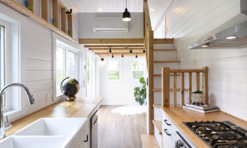 Một người mẹ chuyển đến ngôi nhà siêu nhỏ với 2 con để dạy chúng rằng '’đồ đạc'’ không phải là tất cả