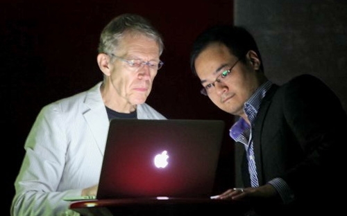 Ông Richard Moore (bên trái). Từ năm 2014, ông sẽ tập trung thời gian của mình cho 
công việc tư vấn và sáng tạo để tiếp tục nâng cao chất lượng dịch vụ của
 công ty.