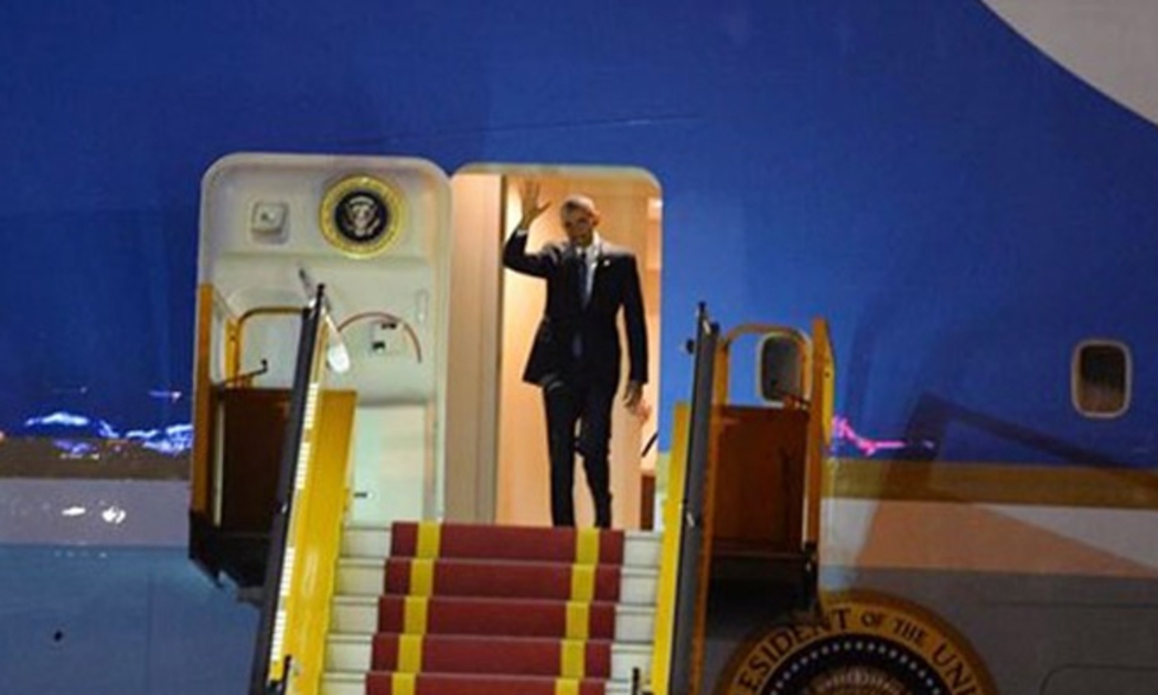 Chuyên cơ chở Tổng thống Mỹ Barack Obama đã hạ cánh tại sân bay quốc tế Nội Bài - Ảnh: Hoàng Hà/Zing.