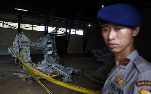 Một phần của thân máy bay AirAsia gặp nạn đã được trục vớt - Ảnh: Reuters.<br>