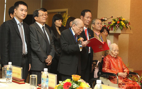 Đoàn đại biểu Hội đồng Doanh nhân và gia đình Việt Nam thay mặt cộng đồng doanh nghiệp, doanh nhân cả nước phát biểu chào mừng đại hội lần thứ 6 của Phòng Thương mại và Công nghiệp Việt Nam (VCCI).