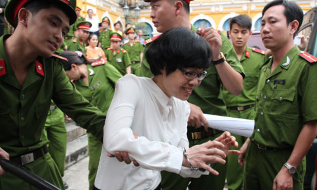 Huỳnh Thị Huyền Như trên đường dẫn giải về trại giam, sau phiên tòa ngày 7/1 - Ảnh: NLĐ.